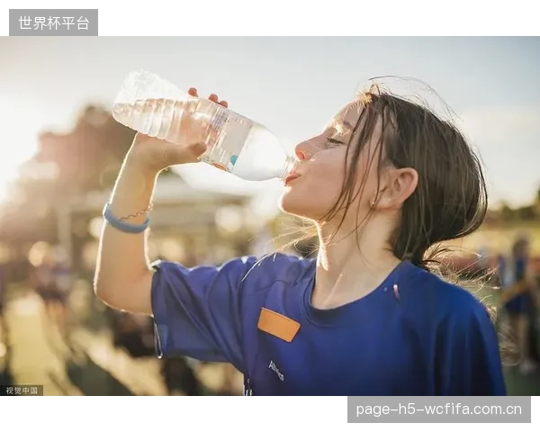 约旦队医组需制定精细化补水方案,以应对高湿度引发的球员脱水风险。 约旦队医组需制定精细化补水方案,以应对高湿度引发的球员脱水风险。